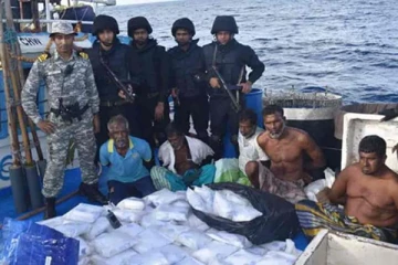 இந்திய கடற்படையினரிடம் ஆழ்கடலில் கைதான இலங்கையர்கள்