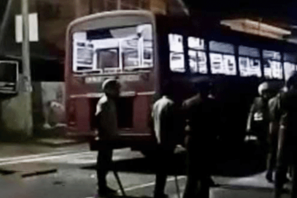 திருகோணமலையில் இ.போ.ச மீது தீவைக்க முயன்றதால் பரபரப்பு | There Was A Stir Because They Tried To Set Fire