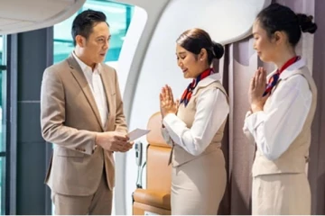 விமானத்தில் ஏறும்போது பணிப்பெண்கள் வணக்கம் கூறுவது உண்மையில் எதற்காக?