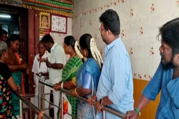 புது மாப்பிள்ளையுடன் குடும்பமாக கோயில் கோயிலாக செல்லும் பிரபலம்! வைரல் புகைப்படங்கள்..