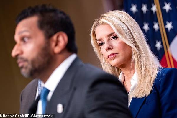 பிரித்தானிய அரச குடும்பத்திற்கு அடுத்த நெருக்கடி... ஆண்ட்ரூ விவகாரத்தை விசாரிக்க FBI மீது அழுத்தம் | Royal Family Andrew Fbi Is Urged