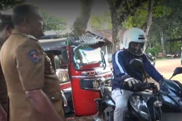 පොලිස් වෙස්ගත් "ගල් ඔළුවා" ඇතුළු 10 අල්ලයි