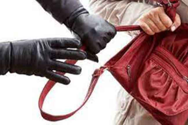 யாழில் வழிப்பறிக் கொள்ளையர்களிடம் ஒரு தொகைப் பணத்தைப் பறிகொடுத்த முதியவர்! - ஐபிசி தமிழ்