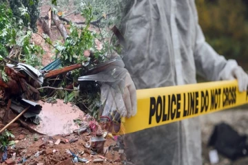 திடீரென புதைந்து போன கடைத்தொகுதி: ஒருவர் பலி!அதிகாலையில் நடந்த துயரம்