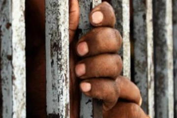 රැඳවියන් හතරක් හොරෙන්ම පලා ගිහින්..