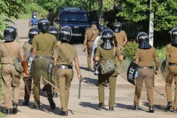 வயோதிப பெண்ணிடம் முறைகேடாக நடந்துகொண்ட இருவர் கைது