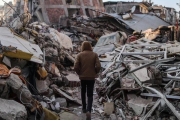 261 மணி நேரத்திற்கு பின் உயிருடன் மீட்கப்பட்ட இளைஞர்; முத்தம் கொடுத்து மகிழ்ச்சியை வெளிபடுத்தினார்!