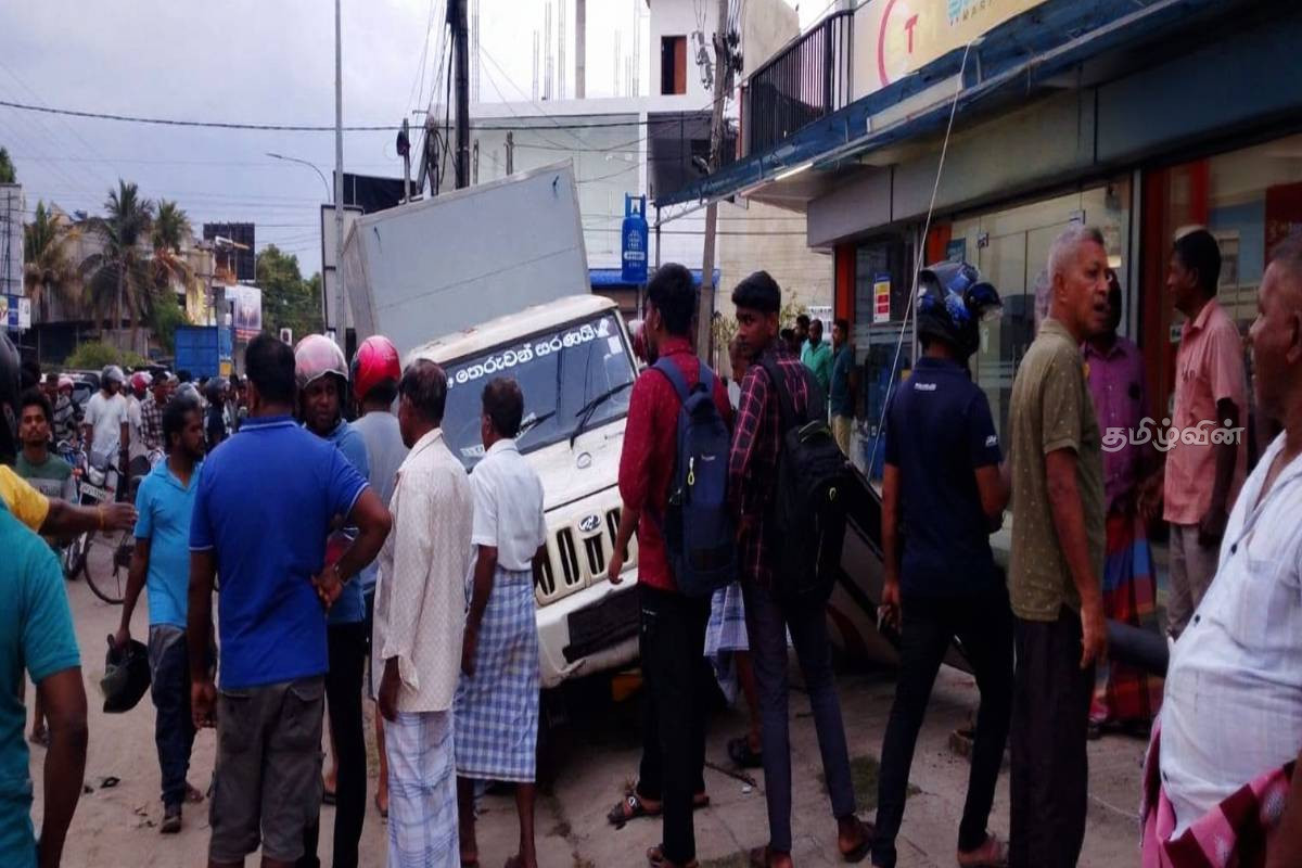 சாரதிக்கு ஏற்பட்ட திடீர் சுகயீனத்தினால் விபத்தில் சிக்கிய வாகனம்! ஒருவர் பலி - மற்றொருவர் காயம் | Kalmunai Accident One Death