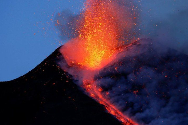 வெடித்துச் சிதறியது உலகப் புகழ்பெற்ற இத்தாலி எரிமலை ! | The World Famous Italian Volcano Erupted