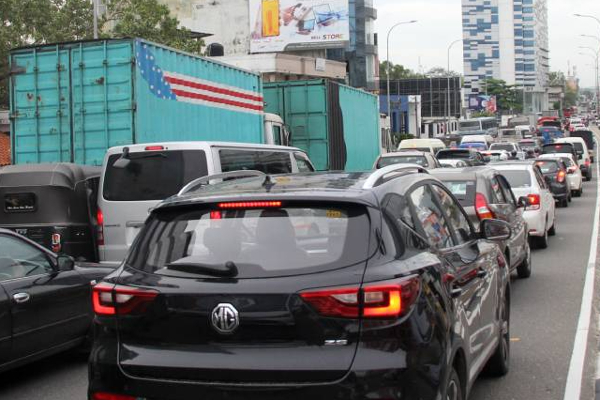 ஊரடங்கு வேளையில் கொழும்பில் கடும் வாகன நெரிசல் | Heavy Traffic In Area In Colombo During The Curfew