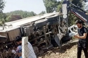 සුසාන භූමියට ට්‍රක් රථයක් කඩා වැදීමෙන් 5 දෙනෙකු මිය ගොස් 25 දෙනෙකු රෝහලට..