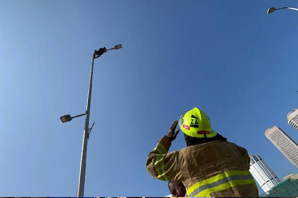 காலிமுகத்திடலில் பதற்ற நிலை ; மின்கம்பத்தில் ஏறி ஒருவன் போராட்டம் | The Person Who Caused A Stir In Galle Face