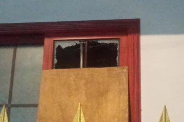 முன்னாள் அமைச்சரின் வீட்டின் மீது கல்வீச்சு தாக்குதல் (Photos)