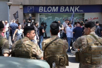 நாடொன்றில் நெருக்கடியால் திண்டாடும் மக்கள்;   காலவரையின்றி மூடப்படும் வங்கிகள்!