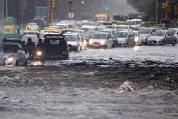 கொழும்பில் கடும் மழையால் ஸ்தம்பித்த வாகன போக்குவரத்து