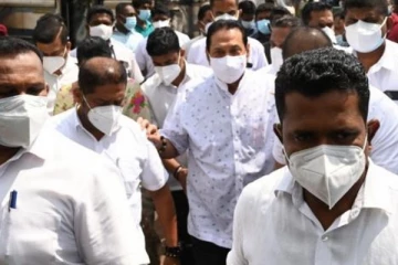 கலவரபூமியான மிரிஹான பகுதிக்கு மகிந்த மற்றும் நாமல்  விஜயம்!