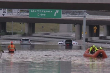 கனடாவில் வெள்ளத்தில் சிக்கியவர்கள் மீட்பு