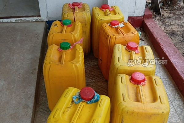 இரகசிய தகவலின் அடிப்படையில் சுற்றிவளைப்பு - சிக்கிய சந்தேகநபர் | Police Arrest At Kilinochchi இரகசிய தகவலின் அடிப்படையில் சுற்றிவளைப்பு - சிக்கிய சந்தேகநபர் | Police Arrest At Kilinochchi