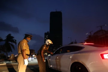 பொலிஸ் உத்தரவை மீறி சென்ற கார் மீது துப்பாக்கிசூடு