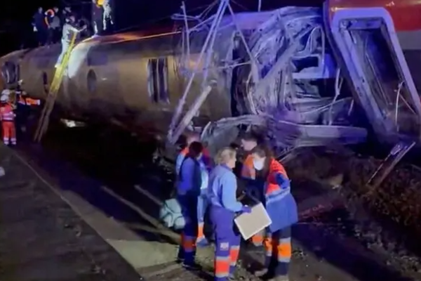 ஸ்பெயினில் கோர விபத்து! அதிவேக தொடருந்துகள் மோதி 21 பேர் பலி | Train Collision In Spain Kills At Least 21