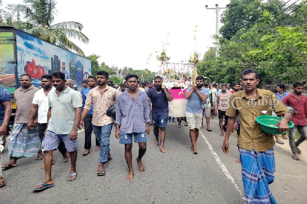 கொலை செயய்ப்பட்ட குடும்பஸ்தர்:நீதி வேண்டி சடலத்துடன் உறவினர்கள் ஆர்ப்பாட்டம் | Family Member Murdered In Batticaloa கொலை செயய்ப்பட்ட குடும்பஸ்தர்:நீதி வேண்டி சடலத்துடன் உறவினர்கள் ஆர்ப்பாட்டம் | Family Member Murdered In Batticaloa