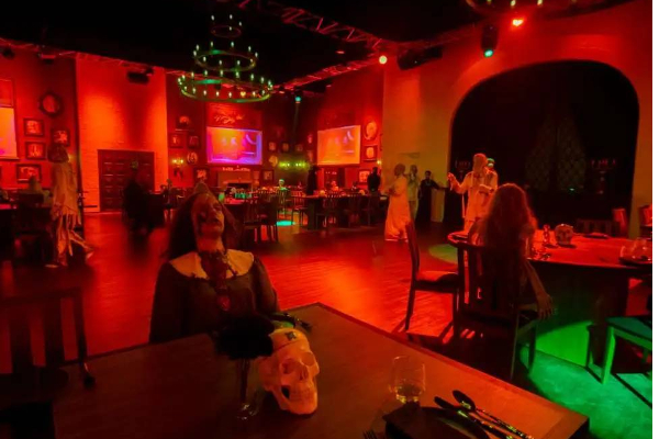 ஜாம்பிகளாக ரெஸ்டாரண்டில் உணவு பரிமாற்றம்! திகில் அனுபவம் | Shadows Restaurant Dining With The Undead In Saudi