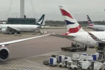 லண்டனில் உள்ள விமான நிலையத்தில் மோதிக்கொண்ட விமானங்கள்!