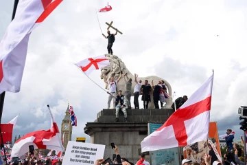 புலம்பெயர்தல் எதிர்ப்பு ஆர்ப்பாட்டக்காரர்கள் செய்த வேடிக்கை செயல்: கமெராவில் சிக்கிய காட்சி