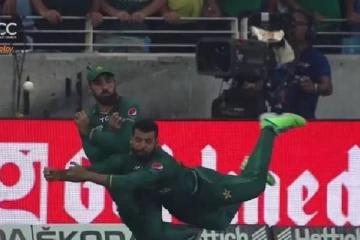 இப்படிலாமா செய்வாங்க ? கடுப்பான பாகிஸ்தான் ரசிகர்கள்