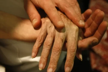 மருத்துவர் உதவியுடன் உயிரை மாய்த்துக்கொள்ள 7 பேருக்கு உதவிய செவிலியருக்கு தண்டனை