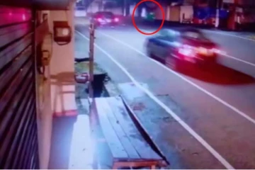 රෝදයක් ගැලවී ත්‍රීරෝද රථයක් පෙරළෙයි