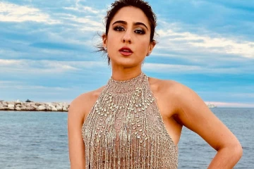 படுகிளாமர் உடையில் சாரா அலிகானின் பீச் போட்டோஷூட்