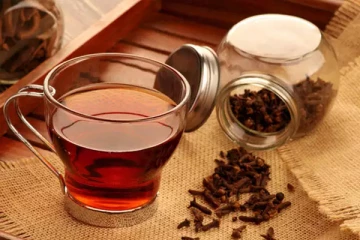 தூங்கும் முன் கிராம்பை வெந்நீரில் கலந்து குடித்து பாருங்க! இந்த நன்மைகள் எல்லாம் உண்டாகுமாம்!