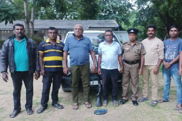 பொலிஸாரின் சுற்றிவளைப்பில் மான் இறைச்சி, துப்பாக்கியுடன் இருவர் கைது! | Two Arrested With Deer Meat And Gun பொலிஸாரின் சுற்றிவளைப்பில் மான் இறைச்சி, துப்பாக்கியுடன் இருவர் கைது! | Two Arrested With Deer Meat And Gun