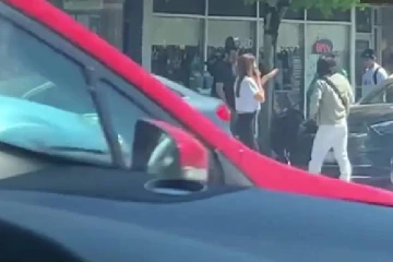 காருக்குள் அமர்ந்து குழந்தைக்கு பாலூட்டிக்கொண்டிருந்த பெண் சந்தித்த மோசமான அனுபவம்: கொந்தளித்த மக்கள்