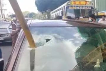 "මම ඇතුළේ හිටියේ එක පාර වැටුණා කකුල් දෙක මැද්දෙන්.." - මාරාන්තික අනතුරකින් දිවි බේරාගත් තරුණයා.. (VIDEO)