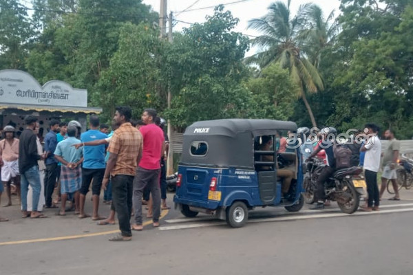 முல்லைத்தீவில் நிறுத்தி வைக்கப்பட்டிருந்த மோட்டார் சைக்கிளுடன் இடம்பெற்ற விபத்து(Photos) | Accident Silabam Sivathai Junction Accident