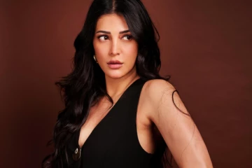 நடிகை ஸ்ருதி ஹாசன் ட்ரெண்டி உடையில் அழகிய போஸ்