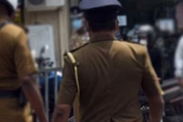 யாழ்ப்பாணத்தில் வீட்டில் திருடி மதுபானம் வாங்கிய நால்வர்!