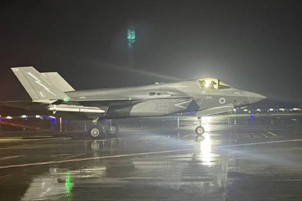 கேரளாவில் சிக்கியது போன்ற பிரித்தானிய F-35B போர் விமானம் ஜப்பானில் அவசரமாக தரையிறக்கம் | Uk F 35B Fighter Jet Emergency Landing Japan