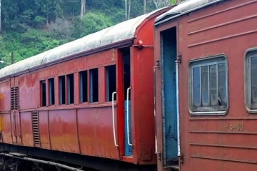 ரயில் பெட்டிகளுக்கு இடையில் சிக்கிக்கொண்ட இளைஞனுக்கு நேர்ந்த விபரீதம்!