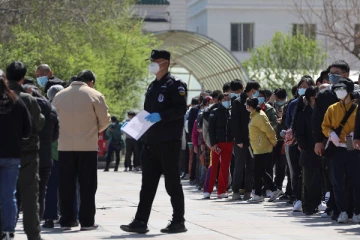 சீனாவில் கொரோனா கட்டுப்பாடுகளால் தவிக்கும் மக்கள்!