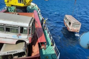 இலங்கை கடற்பரப்பில் மூழ்கடிக்கப்பட்ட பேருந்துகள்!