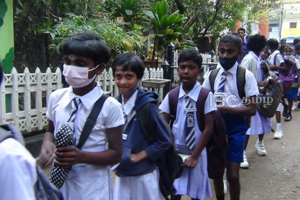 ஆரம்பமானது புலமை பரிசில் பரீட்சை - நாடுபூராகவும் ஆர்வத்துடன் பரீட்சை மண்டபத்துக்கு செல்லும் மாணவர்கள்(படங்கள்) | Scholarship Examination Sri Lanka Went Interest