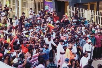 யாழ். பல்கலையில் பொத்துவில் தொடங்கி பொலிகண்டி வரையான மக்கள் பேரணி - மாணவர்களிடம் கையளிக்கப்பட்ட மண்