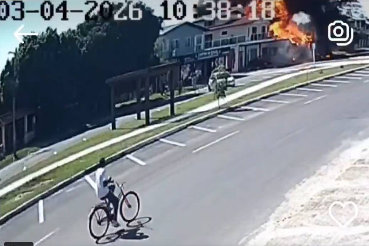 ஹோட்டல் மீது விழுந்து விமானம் விபத்து! பதறவைக்கும் சிசிடிவி காட்சி | Flight Crash In Brazil Hotel Video Viral ஹோட்டல் மீது விழுந்து விமானம் விபத்து! பதறவைக்கும் சிசிடிவி காட்சி | Flight Crash In Brazil Hotel Video Viral