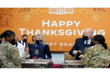 அமெரிக்காவில் நன்றி படையல் திருவிழா - ராணுவ வீரர்களுக்கு விருந்து கொடுத்த பைடன்