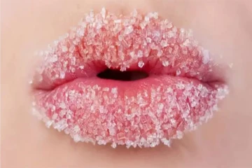 சீனியுடன் கலந்து இதை பூசினால் போதும்... உதடு எப்படி மாறுதுன்னு மட்டும் பாருங்க