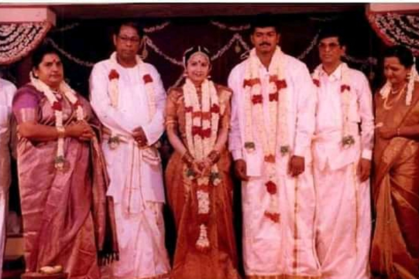 விஜய்யின் மாமனார் மாமியாரா இவர்கள்.. திருமணத்தில் எடுத்த புகைப்படம் | Vijay With His Father And Mother In Law