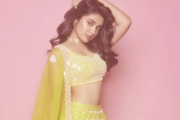 42 வயது திருமணமாகாத நடிகரின் வலையில் 19 வயது நடிகை!! கலாய்க்கும் நெட்டிசன்கள்..